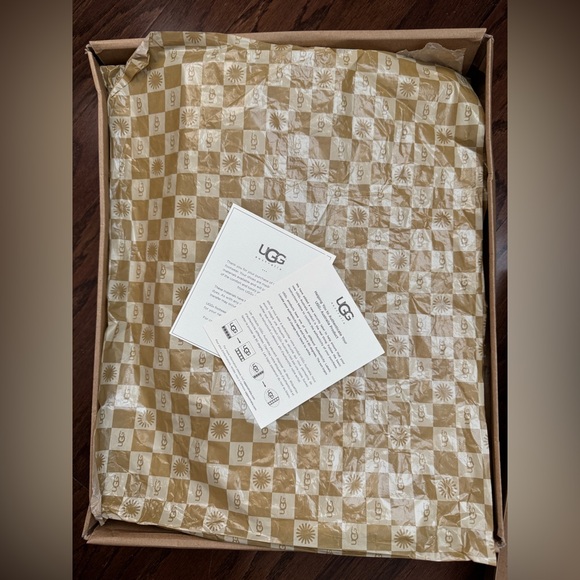 UGG Button Bailey Triplet, Grey. Size 9 - Picture 7 of 8